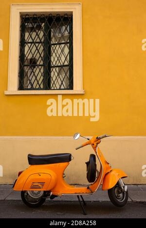 Brescia, Italien - 02. Juli 2020: Vespa Motorrad auf der Straße Stockfoto