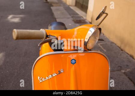 Brescia, Italien - 02. Juli 2020: Vespa Motorrad auf der Straße Stockfoto