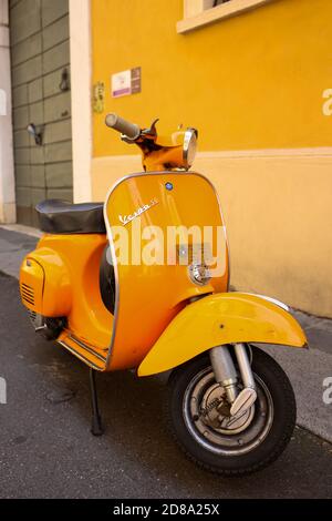 Brescia, Italien - 02. Juli 2020: Vespa Motorrad auf der Straße Stockfoto