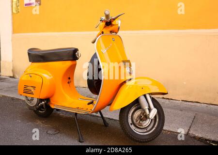 Brescia, Italien - 02. Juli 2020: Vespa Motorrad auf der Straße Stockfoto