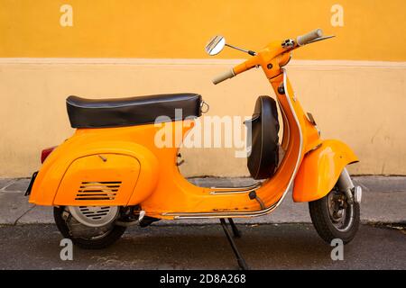 Brescia, Italien - 02. Juli 2020: Vespa Motorrad auf der Straße Stockfoto