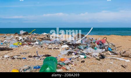 Umweltverschmutzung durch Plastikmüll am Mai Khao Beach, Phuket, Thailand. Stockfoto