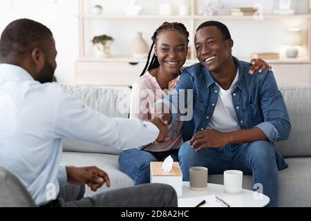 Happy Black Ehegatten Dankbar Für Familienrat Nach Erfolgreicher Ehe Therapie Stockfoto