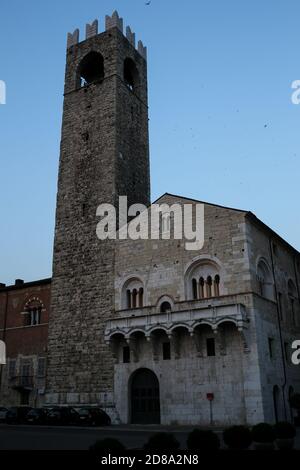 Brescia, Italien: Torre del pegol und die Loggia delle Grida, etwa 54 Meter hoch, verbunden mit dem Palazzo Broletto, Piazza del Duomo Stockfoto