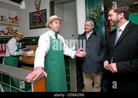 Stephen Crabb besucht Brecon Stadt mit MP Chris Davies, wo er lokale Geschäft und Ladenbesitzer am 11. Dezember 2014 trifft. ©PRWPhotography Stockfoto