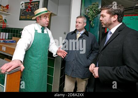 Stephen Crabb besucht Brecon Stadt mit MP Chris Davies, wo er lokale Geschäft und Ladenbesitzer am 11. Dezember 2014 trifft. ©PRWPhotography Stockfoto