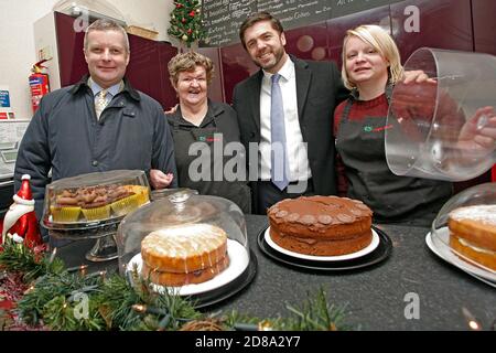 Stephen Crabb besucht Brecon Stadt mit MP Chris Davies, wo er lokale Geschäft und Ladenbesitzer am 11. Dezember 2014 trifft. ©PRWPhotography Stockfoto