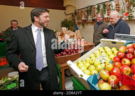 Stephen Crabb besucht Brecon Stadt mit MP Chris Davies, wo er lokale Geschäft und Ladenbesitzer am 11. Dezember 2014 trifft. ©PRWPhotography Stockfoto