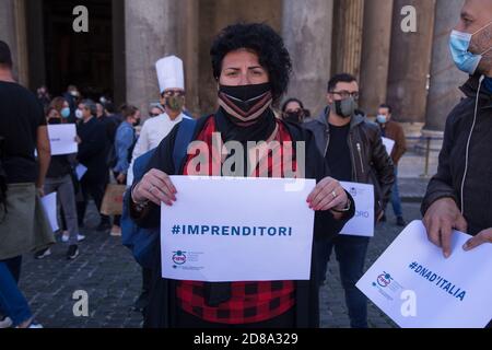 Rom, Italien. Oktober 2020. Demonstration vor dem Pantheon in Rom, Italien, organisiert von den Managern der öffentlichen Einrichtungen der italienischen Föderation der Confcommercio Public Shops am 28. Oktober 2020. (Foto: Matteo Nardone/Pacific Press/Sipa USA) Quelle: SIPA USA/Alamy Live News Stockfoto