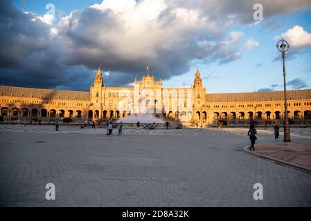 SEVILLA Y SUS MONUMENTOS PLAZA DE ESPAÑA UNRACINTA DENTRO DE L PARQUE MARIA LUISA SEVILLA 2021 Stockfoto