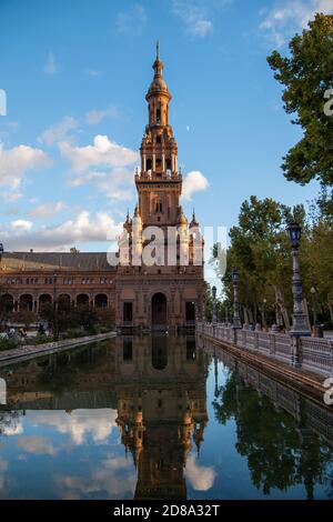 SEVILLA Y SUS MONUMENTOS PLAZA DE ESPAÑA UNRACINTA DENTRO DE L PARQUE MARIA LUISA SEVILLA 2021 Stockfoto