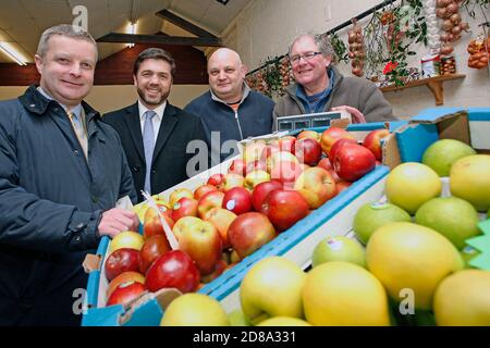 Stephen Crabb besucht Brecon Stadt mit MP Chris Davies, wo er lokale Geschäft und Ladenbesitzer am 11. Dezember 2014 trifft. ©PRWPhotography Stockfoto