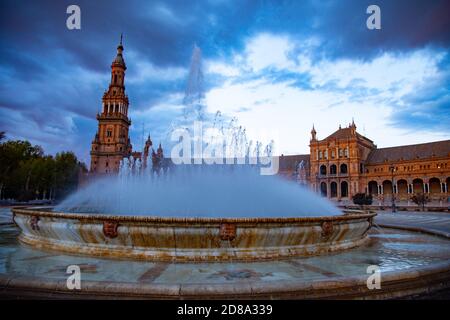 SEVILLA Y SUS MONUMENTOS PLAZA DE ESPAÑA UNRACINTA DENTRO DE L PARQUE MARIA LUISA SEVILLA 2021 Stockfoto