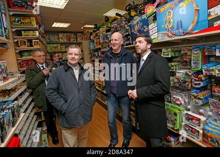 Stephen Crabb besucht Brecon Stadt mit MP Chris Davies, wo er lokale Geschäft und Ladenbesitzer am 11. Dezember 2014 trifft. ©PRWPhotography Stockfoto