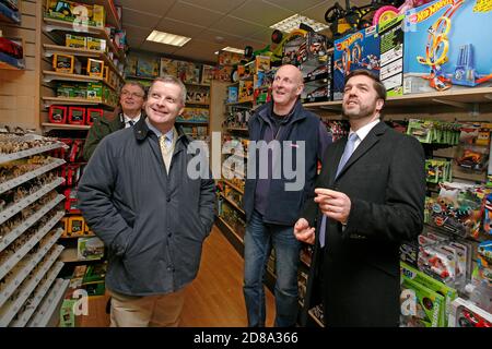 Stephen Crabb besucht Brecon Stadt mit MP Chris Davies, wo er lokale Geschäft und Ladenbesitzer am 11. Dezember 2014 trifft. ©PRWPhotography Stockfoto