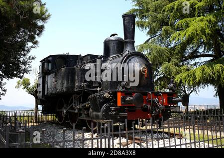 Brescia, Italien - 26. Juli 2019: Dampflokomotive Gefangener der Falco d'Italia 1908 im Innenhof des Schlosses Stockfoto