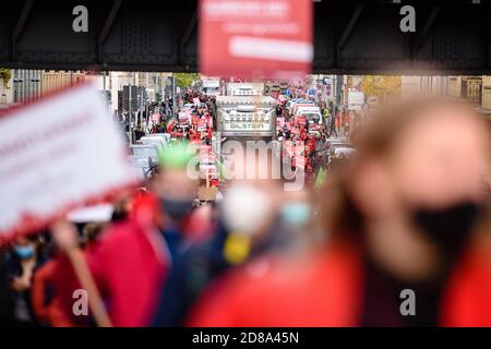 28. Oktober 2020, Berlin, Berlin, Deutschland: Tausende Menschen demonstrieren, um die aktuellen Bedürfnisse von Kulturschaffenden zu beleuchten. Die Allianz '#AlarmstufeRot' rief zu einer zweiten großen Demonstration in Berlin auf, um auf die wirtschaftlichen Probleme in der Eventbranche aufgrund der weltweit andauernden Covid-19-Pandemie, auch bekannt als Coronavirus, aufmerksam zu machen. Während sich die Demonstration ausdrücklich nicht gegen die politischen Maßnahmen zur Infektionskontrolle richtet, fordern die Veranstalter Kredite und finanzielle Unterstützung von der Bundesregierung. (Bild: © Jan Scheunert/ZUMA Wire) Stockfoto