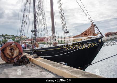 Christiansted, St. Croix, US Jungferninseln-März 8,2020: Die historische Roseway Schooner mit Touristen für einen Sonnenuntergang segeln in der Karibik Stockfoto