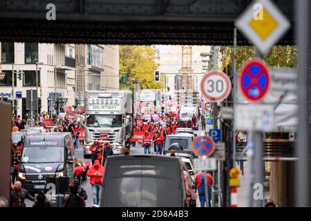 28. Oktober 2020, Berlin, Berlin, Deutschland: Tausende Menschen demonstrieren, um die aktuellen Bedürfnisse von Kulturschaffenden zu beleuchten. Die Allianz '#AlarmstufeRot' rief zu einer zweiten großen Demonstration in Berlin auf, um auf die wirtschaftlichen Probleme in der Eventbranche aufgrund der weltweit andauernden Covid-19-Pandemie, auch bekannt als Coronavirus, aufmerksam zu machen. Während sich die Demonstration ausdrücklich nicht gegen die politischen Maßnahmen zur Infektionskontrolle richtet, fordern die Veranstalter Kredite und finanzielle Unterstützung von der Bundesregierung. (Bild: © Jan Scheunert/ZUMA Wire) Stockfoto