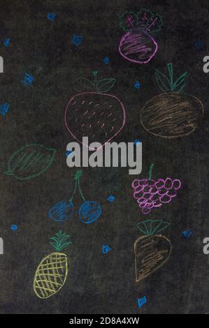 Ein handgezeichnetes Bild der verschiedenen Früchte auf der Tafel Stockfoto