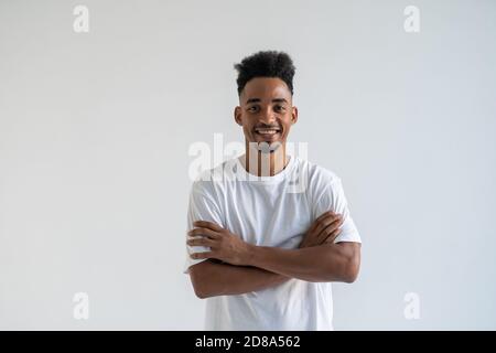 Bild der hübschen jungen afrikanischen Mann stand auf weißem Hintergrund. Suchen Kamera. Stockfoto