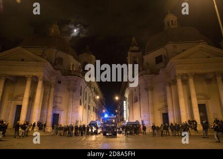 Rom, Italien. Oktober 2020. Zusammenstöße auf der Piazza del Popolo und in der Umgebung von Rom, Italien, zwischen der Polizei und Gruppen von Rechtsextremisten am 27. Oktober 2020. (Foto: Matteo Nardone/Pacific Press/Sipa USA) Quelle: SIPA USA/Alamy Live News Stockfoto