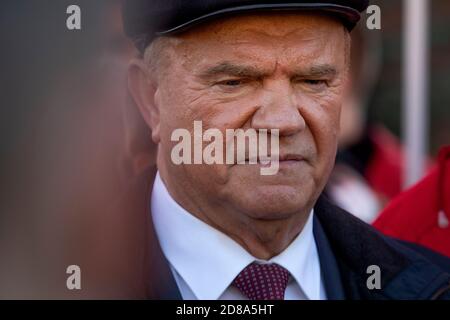 Moskau, Russland. 28. Oktober 2020 der Führer der Kommunistischen Partei Russlands, Gennadi Sjuganow, nimmt an der Kundgebung der Kommunistischen Partei auf dem Roten Platz Teil, um den 102. Jahrestag von Komsomol in Moskau, Russland, zu begehen Stockfoto