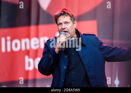 Berlin, Berlin, Deutschland. Oktober 2020. ROBERT HABECK, Bundesvorsitzender der Allianz '90/die Grünen (Buendnis 90/die Grünen), kann als Tausende von Menschen gesehen werden, die die aktuellen Bedürfnisse von Kulturschaffenden beleuchten. Die Allianz '#AlarmstufeRot' rief zu einer zweiten großen Demonstration in Berlin auf, um auf die wirtschaftlichen Probleme in der Eventbranche aufgrund der weltweit andauernden Covid-19-Pandemie, auch bekannt als Coronavirus, aufmerksam zu machen. Während sich die Demonstration ausdrücklich nicht gegen die politischen Maßnahmen zur Infektionskontrolle richtet, fordern die Organisatoren Kredite und Stockfoto