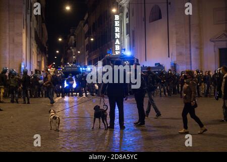 Rom, Italien. Oktober 2020. Zusammenstöße auf der Piazza del Popolo und in der Umgebung von Rom, Italien, zwischen der Polizei und Gruppen von Rechtsextremisten am 27. Oktober 2020. (Foto: Matteo Nardone/Pacific Press/Sipa USA) Quelle: SIPA USA/Alamy Live News Stockfoto