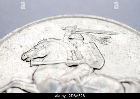 Veraltete litauische 5-Cent-Münze Makro-Detail mit litauischen Wappen. Extreme Nahaufnahme der europäischen Währung. Geringe Schärfentiefe. Stockfoto