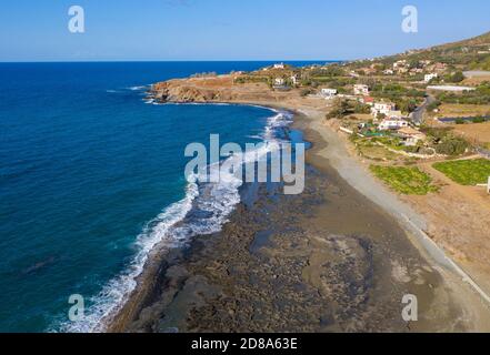 Luftaufnahme der Küste und des Dorfes Nea Dimmata an der Nordwestküste Zyperns Stockfoto