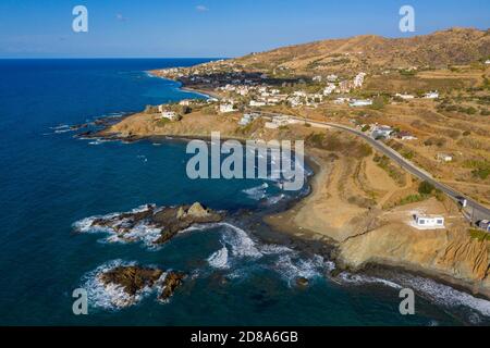 Luftaufnahme des Tpoulorotsos Strandes und der zerklüfteten Küste von Pomos, Nordwest-Zypern. Stockfoto
