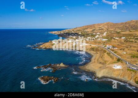 Luftaufnahme des Tpoulorotsos Strandes und der zerklüfteten Küste von Pomos, Nordwest-Zypern. Stockfoto