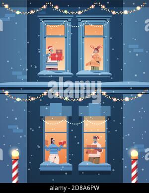 Menschen in santa Hüte halten Geschenke mischen Rennen Nachbarn stehen In Fensterrahmen Neujahr weihnachten Feiertage Feier selbst Isolation Konzept Gebäude Haus Fassade vertikale Vektor Illustration Stock Vektor