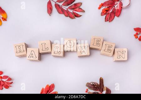 Hintergrunddesign im Stil von Halloween, Buchstaben auf Holzwürfeln. Durchgehend grauer Hintergrund. Flach liegend. Stockfoto