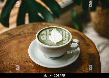 Frische aromatische Green Matcha Latte Kaffee auf einem Holztisch. Natürliches Antioxidans und diätetische Produkte. Stockfoto