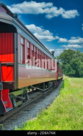 Steam Passenger Train Reisen durch die Landschaft von Train View an Ein sonniger Tag Stockfoto