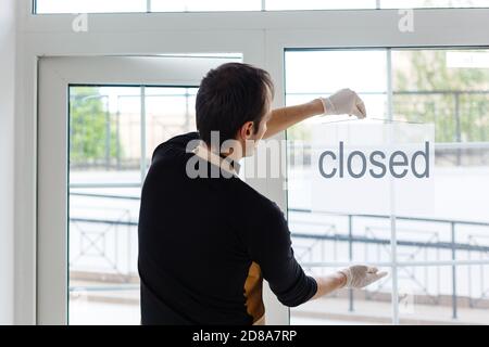 Porträt eines Kellners mit offenem Schild beim Kaffee Kaufen Stockfoto
