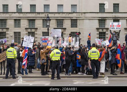 Frieden für Armenien Protest unten Whitehall außerhalb Downing Street. Menschen mit Schilder und Armenienfahnen. London Stockfoto