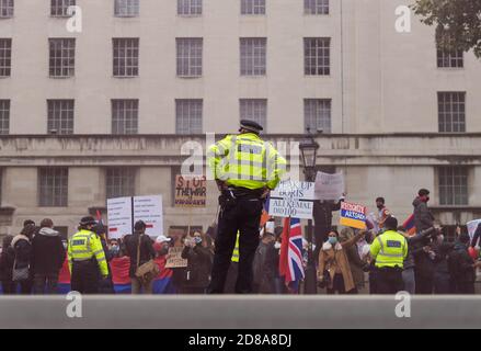 Frieden für Armenien Protest unten Whitehall außerhalb Downing Street. Polizeimann auf eigene Faust Blick auf Protest. Konzentrieren Sie sich auf die Polizei. London Stockfoto