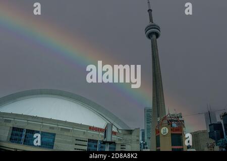 Downtown Toronto City, Kanada, Juli 2015 - CN Turm und Kuppel von Rogers Zentrum mit Regenbogen im Hintergrund an einem düsteren Tag Stockfoto