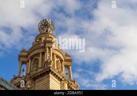 Die Dachdetails des London Coliseum Theaters in Covent Garden. London Stockfoto