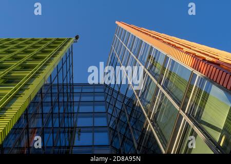 Die gelbe und orange Metallverkleidung der Central Saint Giles Büros in Holborn. London Stockfoto
