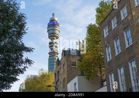 Der BT Telecommunication Tower von der Straße unter den Häusern von Fitzrovia aus gesehen. London Stockfoto