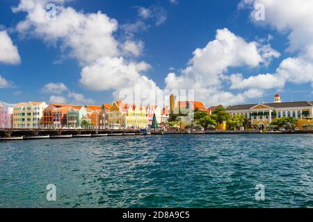 Curacao, Niederländische Antillen - 29. Dezember 2016: Bunte Gebäude und blauer Himmel im Hafen von Willemstad Stockfoto