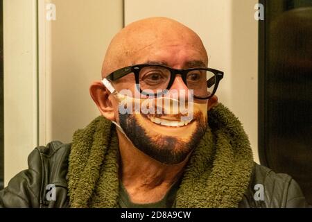 London, Großbritannien. Oktober 2020. Mann in Maske auf U-Bahn Zug. Kredit: Ian Davidson/Alamy Live Nachrichten Stockfoto