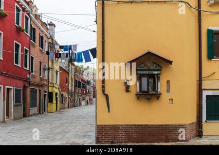 Wäsche zum Trocknen in farbenfrohen Häusern in der Region Castello in Venedig, Italien 2020 Stockfoto