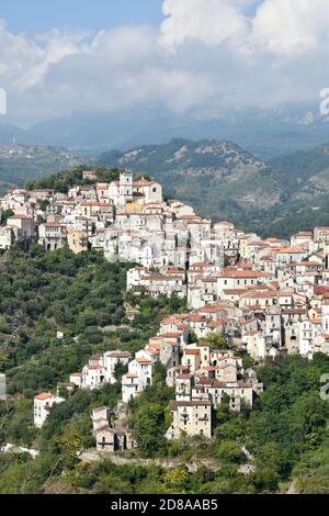 Panoramablick auf Rivello, eine alte Stadt in den Bergen der Basilikata Region, Italien. Stockfoto