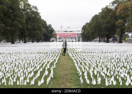 Washington, USA. Oktober 2020. Mehr als 200,000 kleine weiße Flaggen wurden vor dem RFK-Stadion gepflanzt, um diejenigen zu ehren, die heute am 28. Oktober 2020 in Washington DC, USA, während der Covid19-Pandemie ums Leben gekommen sind. (Foto von Lenin Nolly/Sipa USA) Quelle: SIPA USA/Alamy Live News Stockfoto