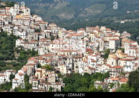 Panoramablick auf Rivello, eine alte Stadt in den Bergen der Basilikata Region, Italien. Stockfoto